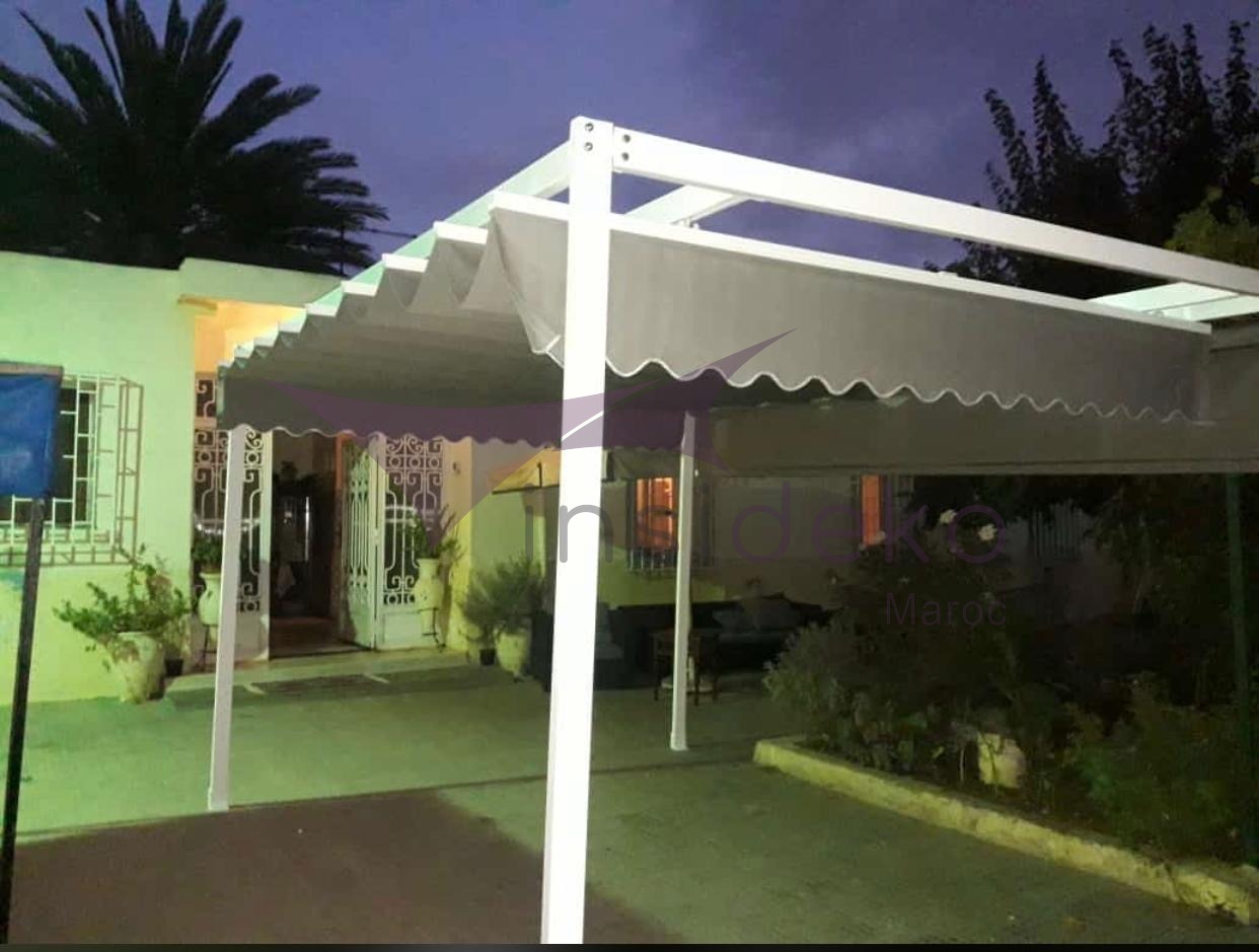 Vélum motorisé toit rétractable villa nuit Maroc