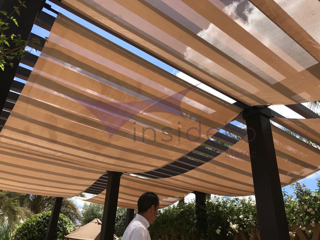 Vélum beige rayé pergola restaurant terrasse Maroc